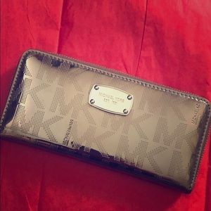 🔥🔥Shiny metallic MK wallet, LIKE NEW!